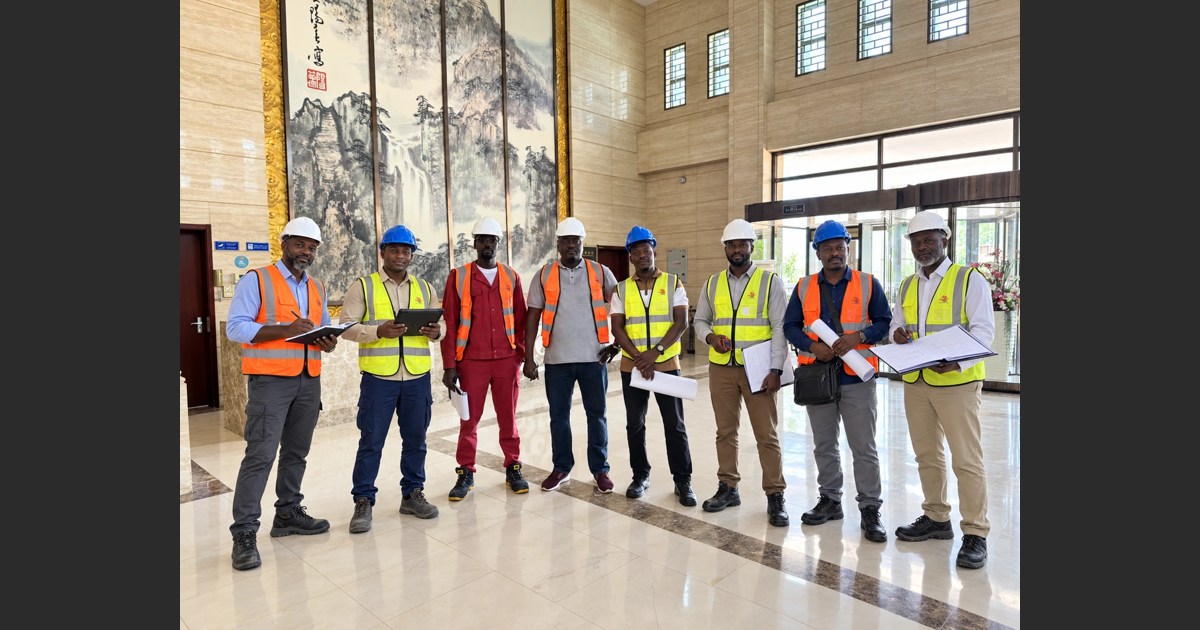 Visite technique des intervenants PROJEDIS-AFRIQUE avec plans et matériel de relevé